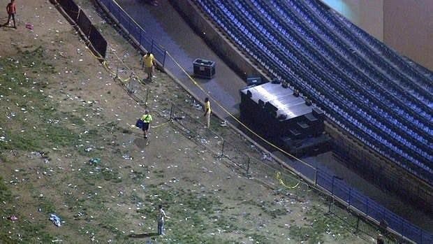 42 hurt when railing collapses at Snoop Dogg concert | iNFOnews.ca CP1159334019