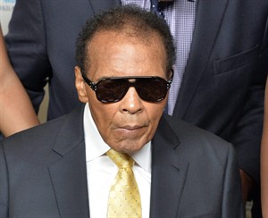 Muhammad Ali back in hospital for 'follow-up care' related to urinary tract infection | iNFOnews.ca CP31494937