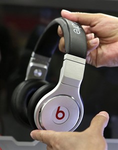 Ohio State fan LeBron James helps Buckeyes football players get new Beats By Dre headphones | iNFOnews.ca Ohio State fan LeBron James helps Buckeyes football players get new Beats By Dre headphones | iNFOnews.ca