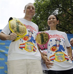 Reigning champ Joey 'Jaws' Chestnut downs 61 franks and buns to win hot dog eating contest | iNFOnews.ca Reigning champ Joey 'Jaws' Chestnut downs 61 franks and buns to win hot dog eating contest | iNFOnews.ca