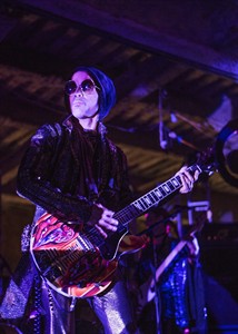 Prince performs hit-filled Valentine's Day set; Michael Jordan, Beyonce, Jay Z, Rock attend | iNFOnews.ca