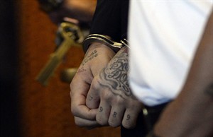 Ex-Patriots player Aaron Hernandez due in court for status hearing in 2013 murder case | iNFOnews.ca CP29217606