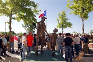 Texans fan dies after falling 5 floors from escalator at Houston's Reliant Stadium | iNFOnews.ca CP19952827