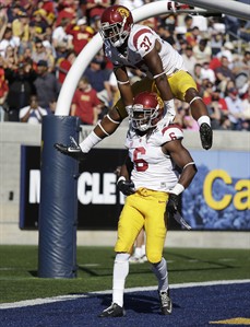 USC senior Josh Shaw injures both ankles after leaping from balcony to save drowning nephew | iNFOnews.ca USC senior Josh Shaw injures both ankles after leaping from balcony to save drowning nephew | iNFOnews.ca