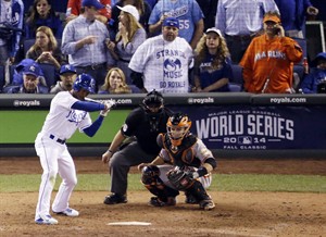 Front-row World Series spectator causes debate with orange Marlins jersey, and he's not moving | iNFOnews.ca CP30414166
