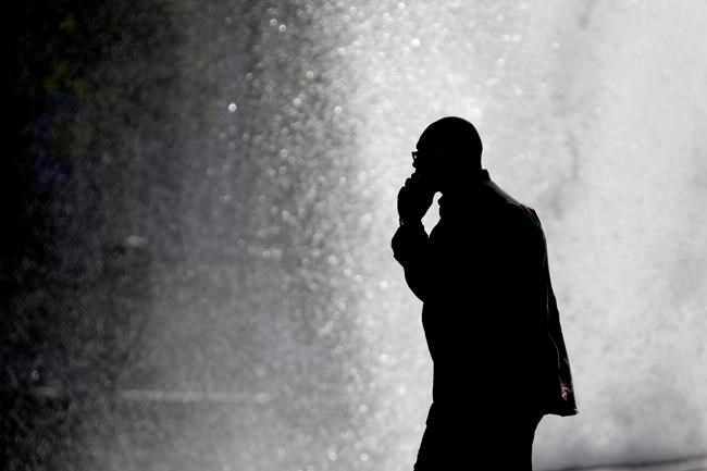 Cross talk: Federal agencies clash on cellphone cancer risk | iNFOnews.ca CP1985457113