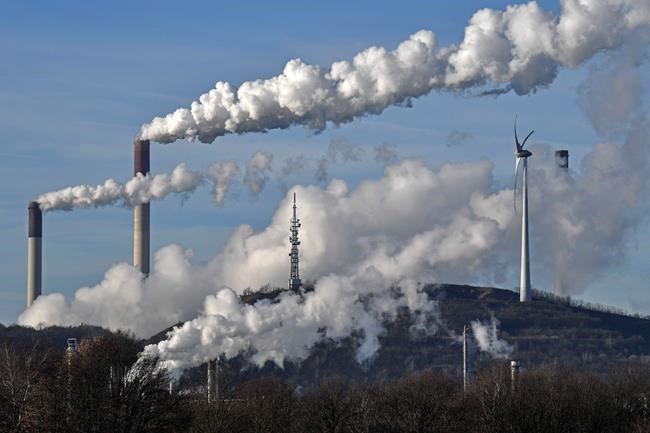 Heat-trapping carbon dioxide in air hits new record high | iNFOnews.ca CP617034416
