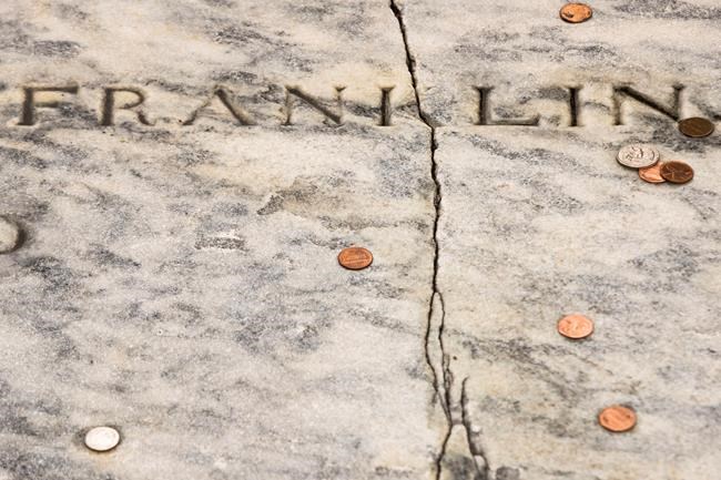 Ben Franklin's cracked gravestone repaired in Philadelphia | iNFOnews.ca