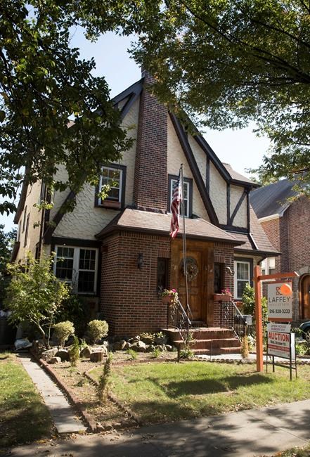 Trump's boyhood home is going back on the auction block | iNFOnews.ca