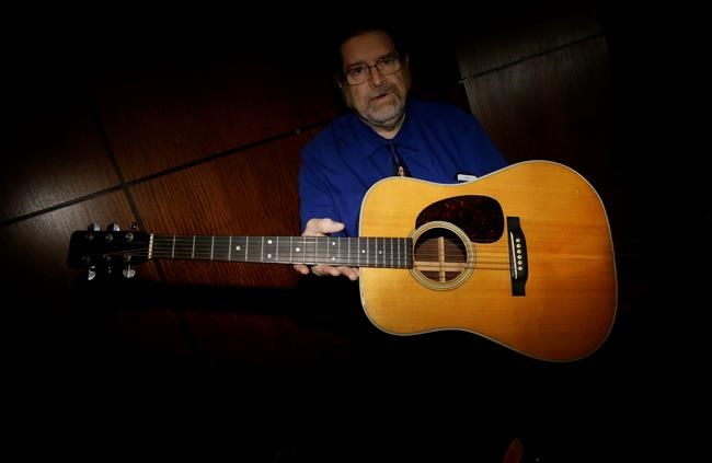 Tangled Up in Green: Dylan guitar sells for nearly $400,000 | iNFOnews.ca