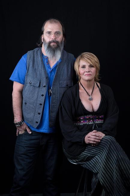 Perfect harmony: Earle, Colvin handle duets album | iNFOnews.ca