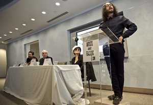 Yoko Ono, son Sean Lennon announce anti-fracking coalition of artists in New York | iNFOnews.ca CP19930485