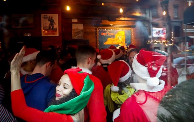 Red-suited SantaCon pub crawl revelers fan out across NYC | iNFOnews.ca