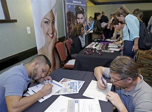 Applications for US unemployment benefits top 300,000 for first time in nearly 3 months | iNFOnews.ca CP30868686