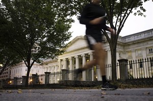 US budget deficit through 10 months totals $460.5 billion, 24.2 per cent below last year | iNFOnews.ca CP29472231