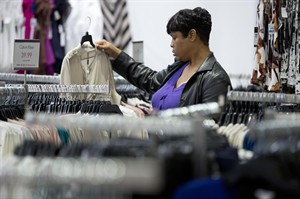 US retail sales rise a solid 0.7 pct. in November; spending up on autos, clothes, electronics | iNFOnews.ca CP31072312