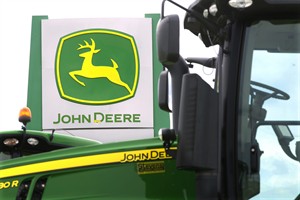 Deere 3rd-quarter profit slips with equipment sales weakening at home and abroad | iNFOnews.ca CP29481188