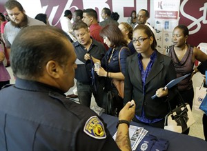 Applications for US jobless aid drop sharply to 280K, sign of a stronger job market. | iNFOnews.ca CP29938733