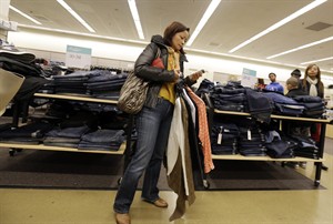 US retail sales dragged down by cheaper gas, fewer auto purchases; sales rise in other areas | iNFOnews.ca CP31868917