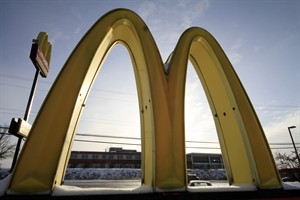 McDonald's to serve chicken raised without human antibiotics, milk not treated with hormone | iNFOnews.ca CP32143620