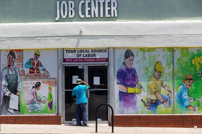 US jobless claims plunge to 576,000, lowest since pandemic | iNFOnews.ca CP635192715