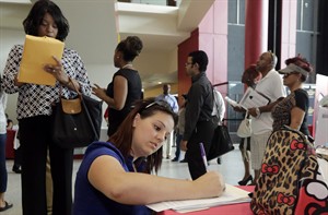 Applications for US unemployment benefits dip to 298K, remain near pre-recession lows | iNFOnews.ca CP29665067