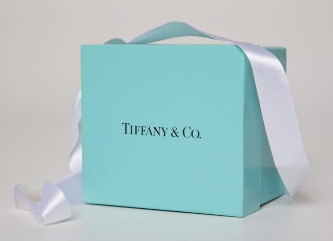 Continued tourist spending slump weighs on Tiffany's results | iNFOnews.ca