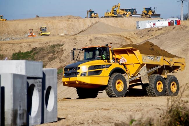 For builders, demand and economy up; so are interest rates | iNFOnews.ca For builders, demand and economy up; so are interest rates | iNFOnews.ca