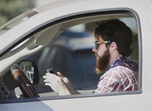 Survey finds most people aware of dangers of texting and driving, yet many do it anyway | iNFOnews.ca CP30573261