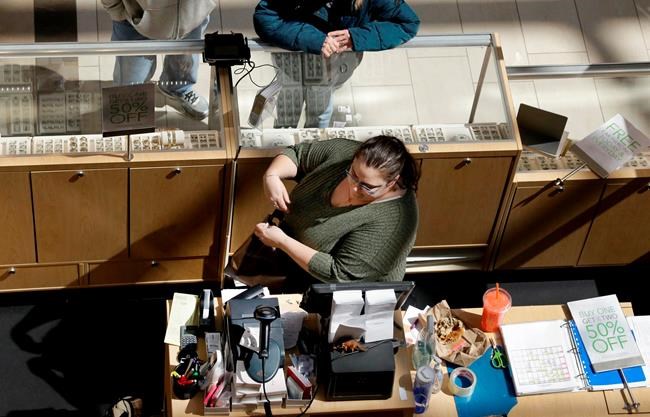 US businesses raise pay at fastest pace in 11 years | iNFOnews.ca