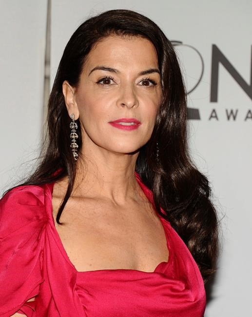 Annabella Sciorra alleges she was raped by Harvey Weinstein | iNFOnews.ca