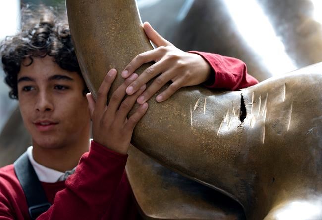 Bull's creator will oversee repairs after vandal's attack | iNFOnews.ca CP1993934140