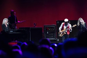Review: Fleetwood Mac welcomes back Christine McVie in high-energy classic performance | iNFOnews.ca CP30188622