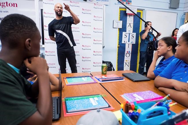 Rapper Common surprises students at NY school, donates money | iNFOnews.ca CP1159248350