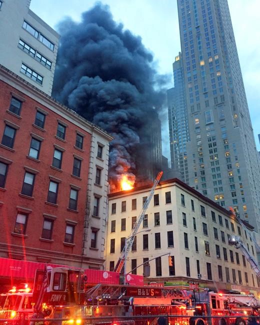 Firefighters battle large fire in NYC's Tribeca neighbourhood | iNFOnews.ca