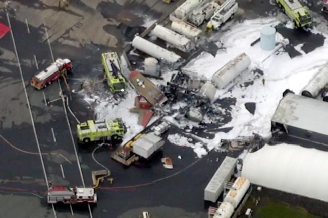 The Latest: 7 confirmed dead in B-17 crash | iNFOnews.ca CP68158001