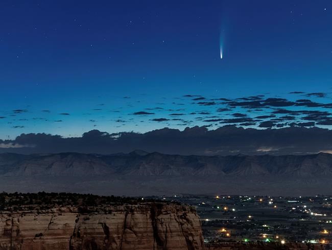 Comet streaking past Earth, providing spectacular show | iNFOnews.ca