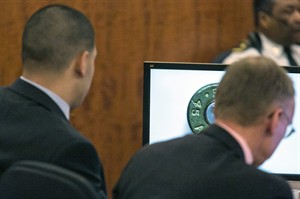 Video shows Aaron Hernandez dismantling phone at police station day after man's slaying | iNFOnews.ca CP31936886