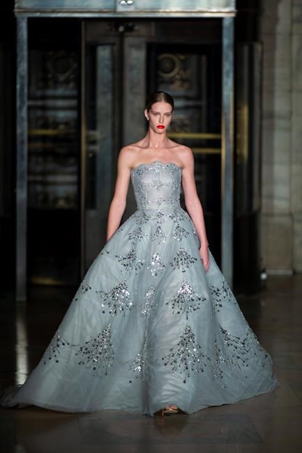 ScarJo's Oscar look glimmers on, at Oscar de la Renta show | iNFOnews.ca