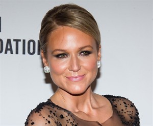 Jewel has deal to write memoir revealing 'complicated life,' to be published this fall | iNFOnews.ca CP31359477