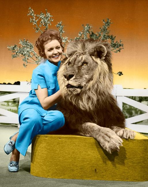 Betty White, furry friends star in 50-year-old 'Pet Set' | iNFOnews.ca Betty White, furry friends star in 50-year-old 'Pet Set' | iNFOnews.ca