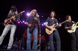 Doobie Brothers to collaborate with Jennifer Nettles, Hillary Scott and Hunter Hayes at CMAs | iNFOnews.ca CP30567964