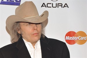 Country star Dwight Yoakam to release '3 Pears' on Sept. 18 - with assist from Beck | iNFOnews.ca CP19459372