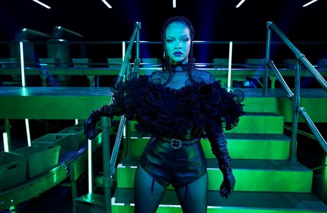 Rihanna wants to cheer up a troubled world with fashion show | iNFOnews.ca Rihanna wants to cheer up a troubled world with fashion show | iNFOnews.ca
