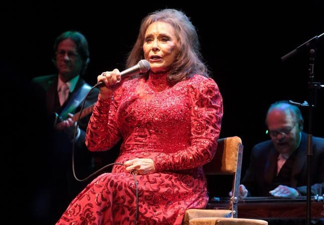 Country star Loretta Lynn hurt in fall, requires surgery | iNFOnews.ca