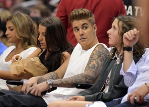 Photographer sues Justin Bieber, bodyguard, over altercation on Hawaiian beach last year | iNFOnews.ca CP29571179