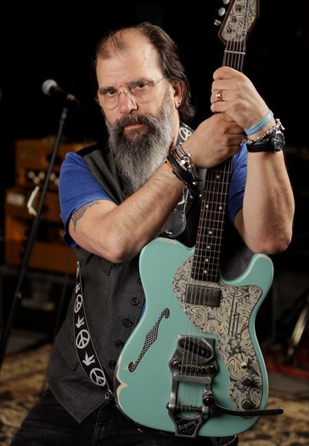 Steve Earle enlists Miranda, Willie to revisit outlaw music | iNFOnews.ca