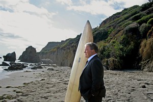 Surf's up for William Shatner's Negotiator, back on duty in new Priceline commercial | iNFOnews.ca CP19794465