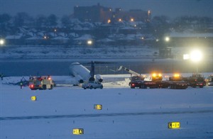 Plane skids off snowy runway at New York's LaGuardia Airport, stops just feet from icy bay | iNFOnews.ca CP32160420