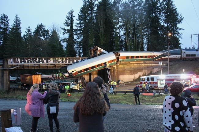 Commuters rush to Amtrak train wreckage to help survivors | iNFOnews.ca